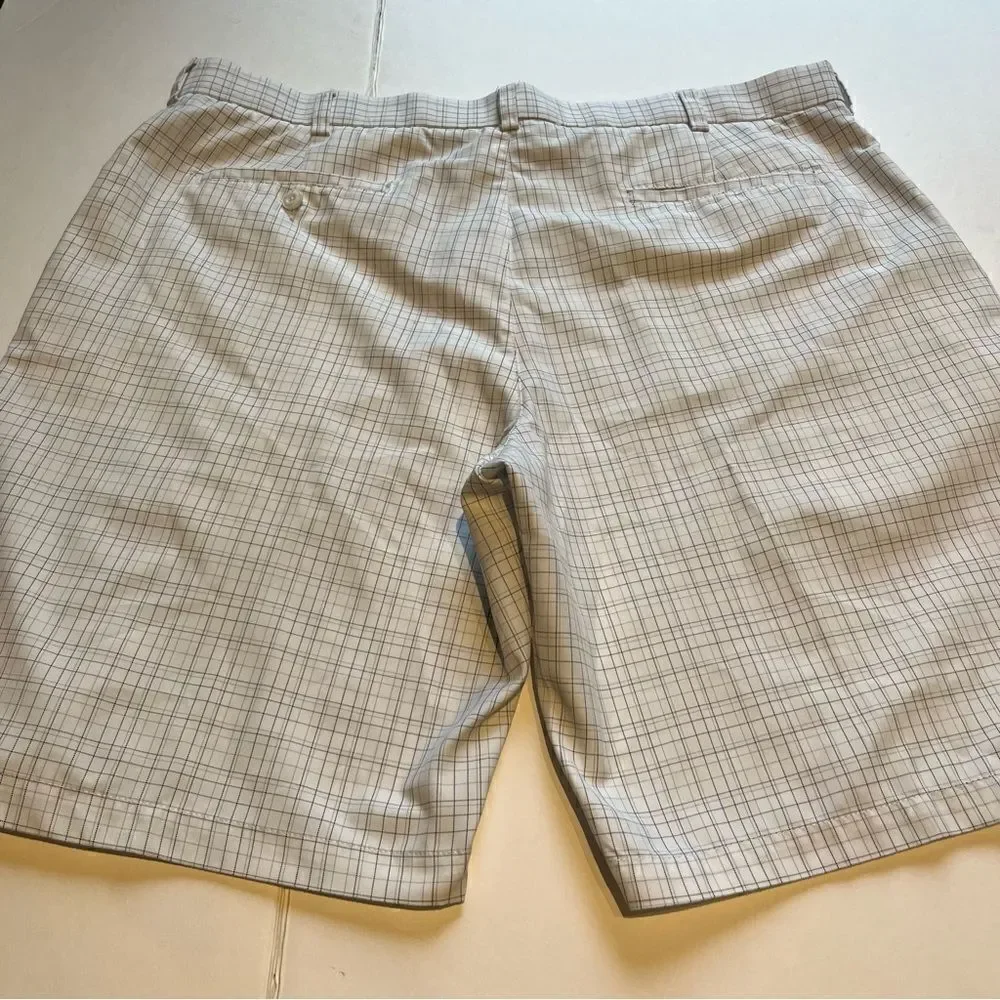 PGA Tour Men's Golf shorts Size 40 White with fine stripes